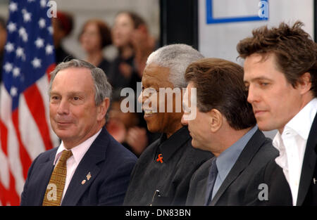 8 maggio 2002 - K24986AR: cerimonia di apertura del Tribeca Film Festival a CITY HALL DI NEW YORK CITY 05/08/02. ANDREA RENAULT/ 2002.MIKE BLOOMBERG, Nelson Mandela, ROBERT DENIRO e Hugh Grant(Immagine di credito: © Globo foto/ZUMAPRESS.com) Foto Stock