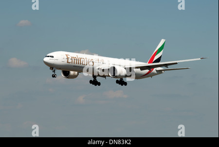 Emirates Boeing 777-300 aereo di linea atterraggio all'aeroporto internazionale di Dusseldorf Foto Stock