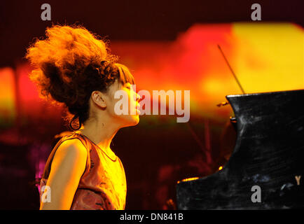 Berlino, Germania. Xix Dec, 2013. Il Giapponese pianista jazz Hiromi Uehara sul palco della AIDA-notte del Prom mostra a Berlino, Germania, 19 dicembre 2013. Foto: Roland Popp/dpa - NESSUN SERVIZIO DI FILO-/dpa/Alamy Live News Foto Stock