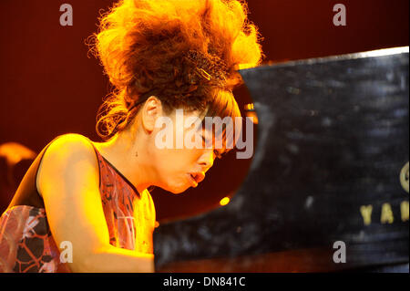 Berlino, Germania. Xix Dec, 2013. Il Giapponese pianista jazz Hiromi Uehara sul palco della AIDA-notte del Prom mostra a Berlino, Germania, 19 dicembre 2013. Foto: Roland Popp/dpa - NESSUN SERVIZIO DI FILO-/dpa/Alamy Live News Foto Stock