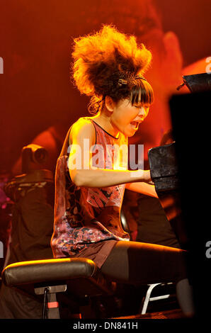 Berlino, Germania. Xix Dec, 2013. Il Giapponese pianista jazz Hiromi Uehara sul palco della AIDA-notte del Prom mostra a Berlino, Germania, 19 dicembre 2013. Foto: Roland Popp/dpa - NESSUN SERVIZIO DI FILO-/dpa/Alamy Live News Foto Stock