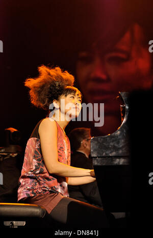 Berlino, Germania. Xix Dec, 2013. Il Giapponese pianista jazz Hiromi Uehara sul palco della AIDA-notte del Prom mostra a Berlino, Germania, 19 dicembre 2013. Foto: Roland Popp/dpa - NESSUN SERVIZIO DI FILO-/dpa/Alamy Live News Foto Stock