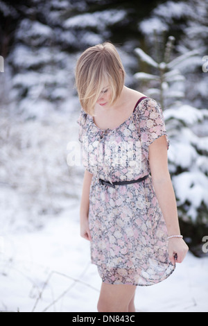 Ritratto di una giovane donna nella neve Foto Stock