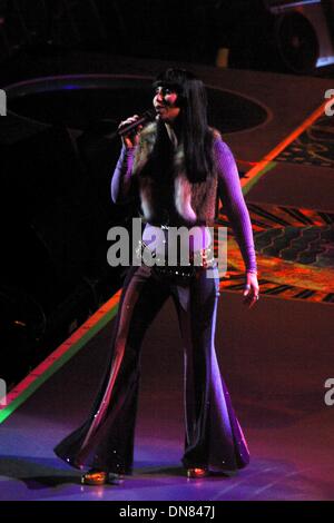 Il 1 gennaio, 1980 - K25441JBB: 6/26/02.DELLA CHER ''la prova vivente 2002 TOUR" MOSTRA IN ESECUZIONE AL MADISON SQUARE GARDEN DI NEW YORK..Cher. JOHN BARRETT/ 2002(Credit Immagine: © Globo foto/ZUMAPRESS.com) Foto Stock