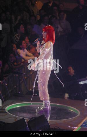 Il 1 gennaio, 1980 - K25441JBB: 6/26/02.DELLA CHER ''la prova vivente 2002 TOUR" MOSTRA IN ESECUZIONE AL MADISON SQUARE GARDEN DI NEW YORK..Cher. JOHN BARRETT/ 2002(Credit Immagine: © Globo foto/ZUMAPRESS.com) Foto Stock