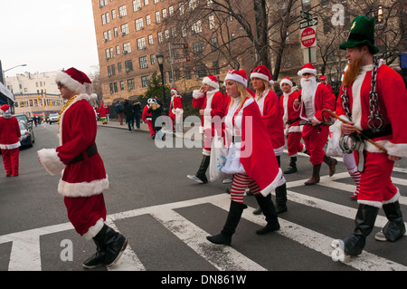 I partecipanti del Santacon pub crawl lungo il tragitto per la barra successiva ©Stacy Rosenstock Walsh/Alamy Foto Stock