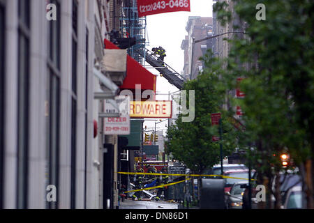 Apr. 25, 2002 - K1516JBB ESPLOSIONE IN CHELSEA.19TH STREET E 6TH AVE, NYC 04/25/02. JOHN BARRETT/ 2002(Credit Immagine: © Globo foto/ZUMAPRESS.com) Foto Stock