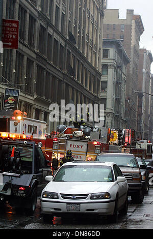 Apr. 25, 2002 - K1516JBB ESPLOSIONE IN CHELSEA.19TH STREET E 6TH AVE, NYC 04/25/02. JOHN BARRETT/ 2002(Credit Immagine: © Globo foto/ZUMAPRESS.com) Foto Stock