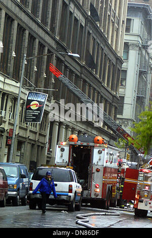 Apr. 25, 2002 - K1516JBB ESPLOSIONE IN CHELSEA.19TH STREET E 6TH AVE, NYC 04/25/02. JOHN BARRETT/ 2002(Credit Immagine: © Globo foto/ZUMAPRESS.com) Foto Stock