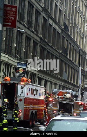 Apr. 25, 2002 - K1516JBB ESPLOSIONE IN CHELSEA.19TH STREET E 6TH AVE, NYC 04/25/02. JOHN BARRETT/ 2002(Credit Immagine: © Globo foto/ZUMAPRESS.com) Foto Stock