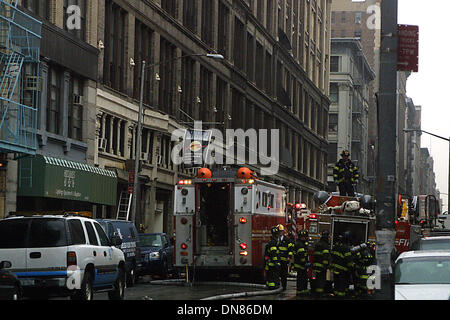 Apr. 25, 2002 - K1516JBB ESPLOSIONE IN CHELSEA.19TH STREET E 6TH AVE, NYC 04/25/02. JOHN BARRETT/ 2002(Credit Immagine: © Globo foto/ZUMAPRESS.com) Foto Stock