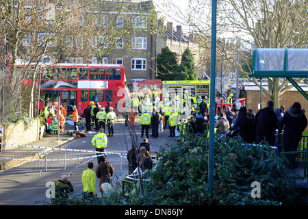 Londra, Regno Unito. Xx Dicembre 2013. NO.59 autobus si blocca nella struttura ad albero, molte ferite, Kennington Road SE11 Credito: Rachel Megawhat/Alamy Live News Foto Stock