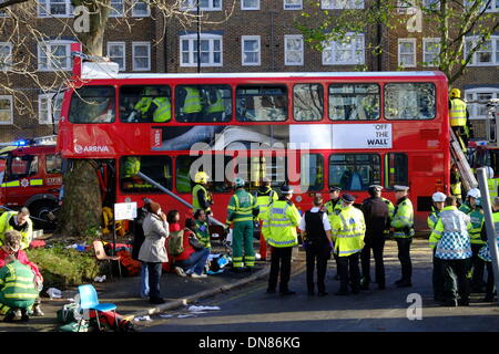 Londra, Regno Unito. Xx Dicembre 2013. NO.59 autobus si blocca nella struttura ad albero, molte ferite, Kennington Road SE11 Credito: Rachel Megawhat/Alamy Live News Foto Stock