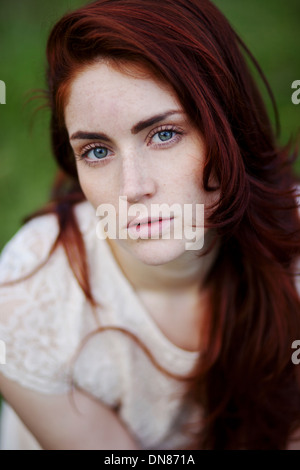 Giovane donna con espressione seria, ritratto Foto Stock