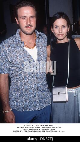 8 luglio 1999 - K16084TR NEL RALLY DI alleato.PIANETA LA SPERANZA E LA STRADA DEI VALORI MOBILIARI 08LUG99.David Arquette e Courtney Cox. TOM RODRIGUEZ/ 1999(Credit Immagine: © Globo foto/ZUMAPRESS.com) Foto Stock