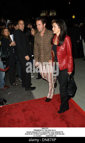 Gen 18, 2001 - ''SNATCH''.PREMIERE presso la DGA IN LA..David Arquette e COURTNEY COX ARQUETTE. FITZROY BARRETT / 1-18 -2001 K20874FB (D)(Immagine di credito: © Globo foto/ZUMAPRESS.com) Foto Stock