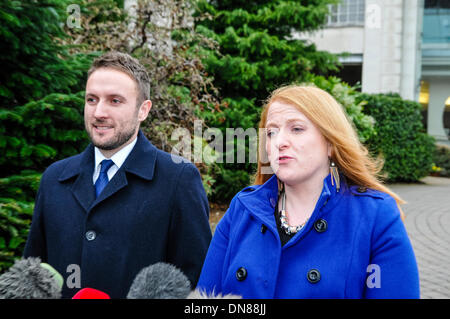 Belfast, Irlanda del Nord. 20 dic 2013 - Naiomi lunga e Chris Lyttle dal partito dell'Alleanza emerge dai colloqui Haass oltre l'Irlanda del Nord i problemi per il futuro. Credito: Stephen Barnes/Alamy Live News Foto Stock