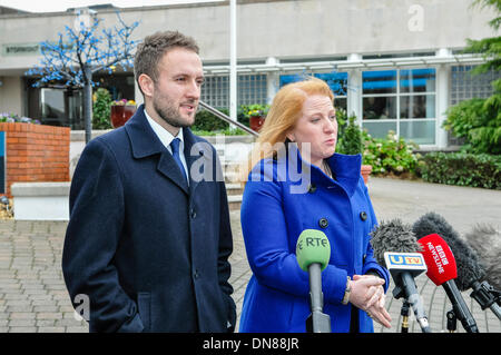 Belfast, Irlanda del Nord. 20 dic 2013 - Naiomi lunga e Chris Lyttle dal partito dell'Alleanza emerge dai colloqui Haass oltre l'Irlanda del Nord i problemi per il futuro. Credito: Stephen Barnes/Alamy Live News Foto Stock