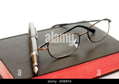 Prenota bicchieri e giù su sfondo lucido Foto Stock