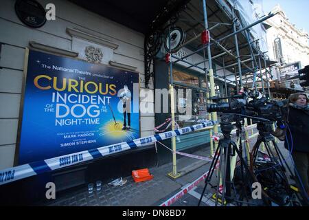 Londra, Regno Unito. Xx Dec, 2013. Il Teatro Apollo cordoned fuori il giorno successivo dopo il soffitto crolla 45 minuti nel mostrare il ferimento di 70 persone Credito: Gail Orenstein/ZUMAPRESS.com/Alamy Live News Foto Stock