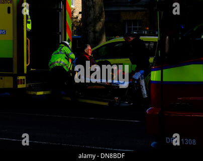 Londra, Regno Unito. Xx Dicembre 2013. NO.59 autobus si blocca nella struttura ad albero, molte ferite, Kennington Road SE11 Credito: Rachel Megawhat/Alamy Live News Foto Stock