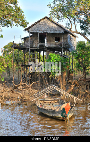 Kampong Phluk village di Tonle Sap Grande Lago Foto Stock