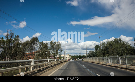 Rurali campagna Australiana paddocks campi con Big Blue Skies secco rosolato sun off campi e alberi verdi Foto Stock