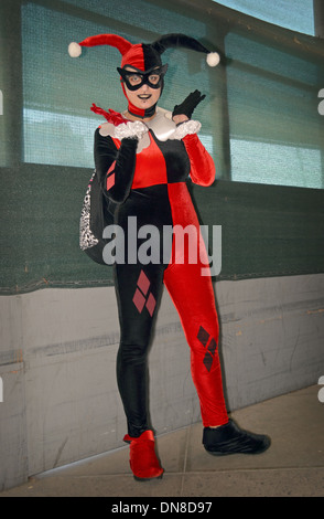 Donna vestita come Harley Quinn di Batman fumetti a London Film & Fumetto  con 2017 (premere pass/permesso ottenuto da organizzatori Foto stock - Alamy