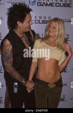 Il 5 ottobre 2001 - K2315ES: NINTENDO GAMECUBE PARTE.Hollywood, CA 10/03/2001.DONNA D'ERRICO e Nikki Sixx. ED GELLER/ 2001(Credit Immagine: © Globo foto/ZUMAPRESS.com) Foto Stock