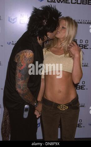 Il 5 ottobre 2001 - K2315ES: NINTENDO GAMECUBE PARTE.Hollywood, CA 10/03/2001.DONNA D'ERRICO e Nikki Sixx. ED GELLER/ 2001(Credit Immagine: © Globo foto/ZUMAPRESS.com) Foto Stock