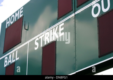 Un quadro di valutazione verde al di fuori campo lato un campo da baseball Foto Stock
