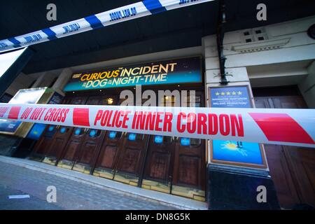 Londra, UK, UK. Xx Dec, 2013. Il Teatro Apollo cordoned fuori il giorno dopo un soffitto crollato. È una fortuna più persone non sono stati feriti quando sono parte di un soffitto crollato a un pranzo Theatre, Londra Vigili del Fuoco ha detto. Settanta Sei persone sono state male quando intonaco ornata all'Apollo cadde durante una produzione di Lo strano caso del cane nelle ore notturne. Segnalazioni suggerivano sgocciolata acqua attraverso il soffitto crepe prima è caduto. Westminster City Council è prevista in relazione successivamente su una valutazione strutturale del 112-anno-vecchio West End theatre. (Credito Immagine: © Gail O Foto Stock