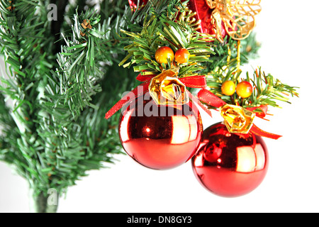 Un sacco di palla rossa appeso sul ramo di albero di Natale. Foto Stock