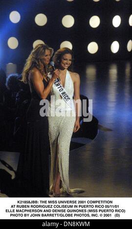 11 maggio 2001 - K21858JBB: miss Universo 2001 CONCORSO.a Rubén Rodríguez COLOSSEO IN PUERTO RICO 05/11/01. ELLE MACPHERSON E DENISE chinoni (MISS PORTORICO). JOHN BARRETT/ 2001 (D)(Immagine di credito: © Globo foto/ZUMAPRESS.com) Foto Stock