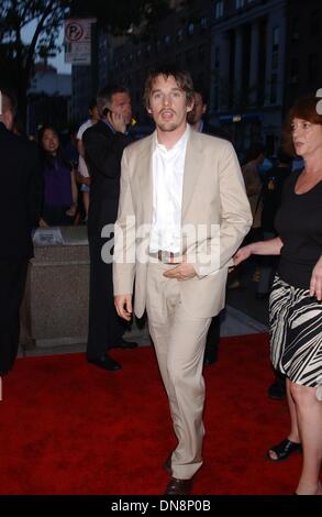 Apr. 17, 2002 - K24784AR: 4/17/02.Il NEW YORK premiere del film 'CHELSEA muri " AL CLEARVIEW CHELSEA WEST THEATRE, NYC..ETHAN HAWKE. ANDREA RENAULT/ 2002.(D)(Immagine di credito: © Globo foto/ZUMAPRESS.com) Foto Stock