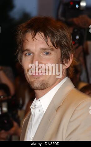 Apr. 17, 2002 - K24784AR: 4/17/02.Il NEW YORK premiere del film 'CHELSEA muri " AL CLEARVIEW CHELSEA WEST THEATRE, NYC..ETHAN HAWKE. ANDREA RENAULT/ 2002.(D)(Immagine di credito: © Globo foto/ZUMAPRESS.com) Foto Stock