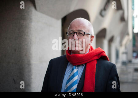 Londra, Regno Unito. Xx Dicembre 2013. Ex MP, Denis MacShane arriva presso la Old Bailey, Londra, per essere condannato con false contabilità tramite spese parlamentari precedenti. La carica si riferisce a richieste fraudolente del valore di un valore totale di quasi 13.000 sterline. Credito: Lee Thomas/Alamy Live News Foto Stock