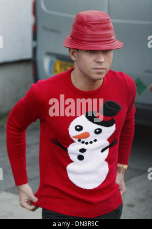 Londra, UK, 20 dicembre 2013. Joey Essex visto ad ITV studios con un pupazzo di neve il ponticello a Londra Foto Stock