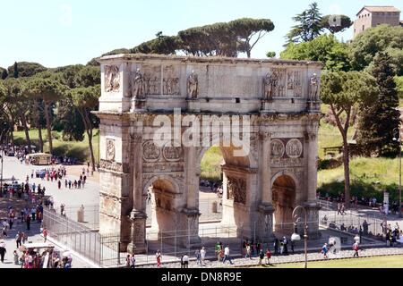 Roma, Italia. 14 Maggio, 2013. L'Arco di Costantino a Roma, Italia, 14 maggio 2013. Il ponte fu inaugurato nel 315 D.C. in onore dell'imperatore Costantino e nel memoriale della sua vittoria al Milvian Bridge oltre i suoi avversari Massenzio. Foto: Waltraud Grubitzsch/dpa - NESSUN SERVIZIO DI FILO-/dpa/Alamy Live News Foto Stock