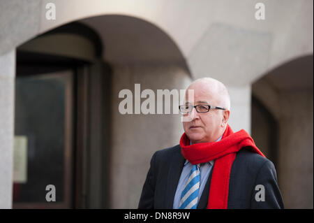 Londra, Regno Unito. Xx Dicembre 2013. Ex MP, Denis MacShane arriva presso la Old Bailey, Londra, per essere condannato con false contabilità tramite spese parlamentari precedenti. La carica si riferisce a richieste fraudolente del valore di un valore totale di quasi 13.000 sterline. Credito: Lee Thomas/Alamy Live News Foto Stock