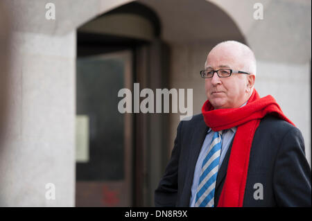 Londra, Regno Unito. Xx Dicembre 2013. Ex MP, Denis MacShane arriva presso la Old Bailey, Londra, per essere condannato con false contabilità tramite spese parlamentari precedenti. La carica si riferisce a richieste fraudolente del valore di un valore totale di quasi 13.000 sterline. Credito: Lee Thomas/Alamy Live News Foto Stock