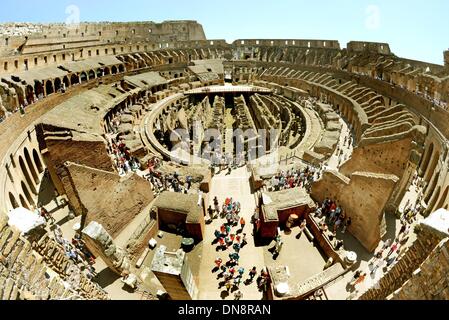 Roma, Italia. 14 Maggio, 2013. L'interno del Colosseo a Roma, Italia, 14 maggio 2013. Il più grande anfiteatro di Roma antica era costruita sotto l'imperatore Vespasiano fra 72 e 80 AD ed è il punto di riferimento della citta'. Foto: Waltraud Grubitzsch/dpa - NESSUN SERVIZIO DI FILO-/dpa/Alamy Live News Foto Stock