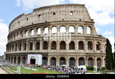 Roma, Italia. 14 Maggio, 2013. Il Colosseo a Roma, Italia, 14 maggio 2013. Il più grande anfiteatro di Roma antica era costruita sotto l'imperatore Vespasiano fra 72 e 80 AD ed è il punto di riferimento della citta'. Foto: Waltraud Grubitzsch/dpa - NESSUN SERVIZIO DI FILO-/dpa/Alamy Live News Foto Stock