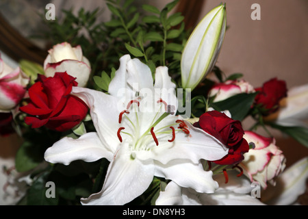 Bouquet di fiori - rose bianche e rosse e Lillies Foto Stock
