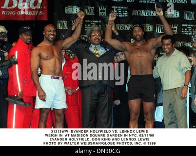 Mar 11, 1999 - 31213WW 03/11/99.EVANDR HOLYFIELD VS. LENNOX LEWIS.pesare NEL MADISON SQUARE GARDEN DI NEW YORK..EVANDER HOLYFIELD, Don King e Lennox Lewis. WALTER WEISSMAN/ 1999(Credit Immagine: © Globo foto/ZUMAPRESS.com) Foto Stock