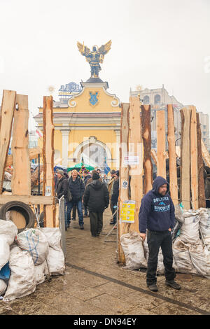 Kiev, Ucraina. Xix Dec, 2013. Proteste di massa contro la pro-russo ucraini corso gabinetto dei ministri . I sostenitori di integrazione europea sono pronti a resistere alla dispersione Credito: Oleksii Sergieiev/Alamy Live News Foto Stock