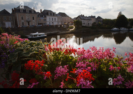 Sole serale sul Fiume Oudon a Le Lion d'Angers, Pays de la Loire, Francia Foto Stock