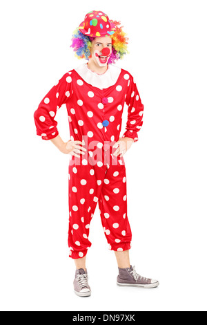 A piena lunghezza Ritratto di un sorriso felice clown in costume rosso in posa Foto Stock