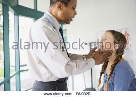 Esame medico ragazza a checkup