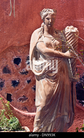 Isola di Santorini in Grecia. Vista di una classica greca Statua della Dea Foto Stock